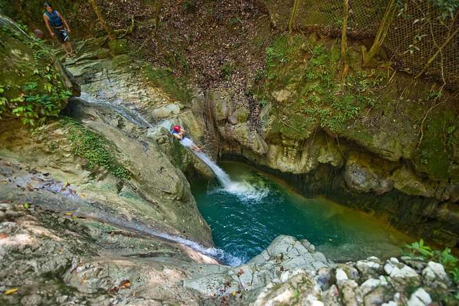 Sumérgete en la emocionante aventura de las cataratas Damajagua desde Puerto Plata