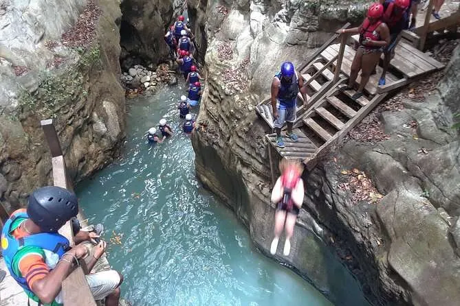 Explorer la profondeur de l'eau des cascades de Damajagua : un guide aventureux