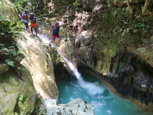 Wie lange dauert die Wanderung zu den Damajagua-Wasserfällen?