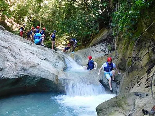 Emocionante aventura en las cataratas de Damajagua: ¡Experimenta la mejor excursión en tirolesa!